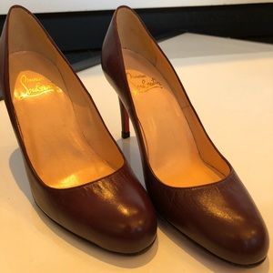 Pump perfection in Shiraz, deep burgundy w/Dust Bag.